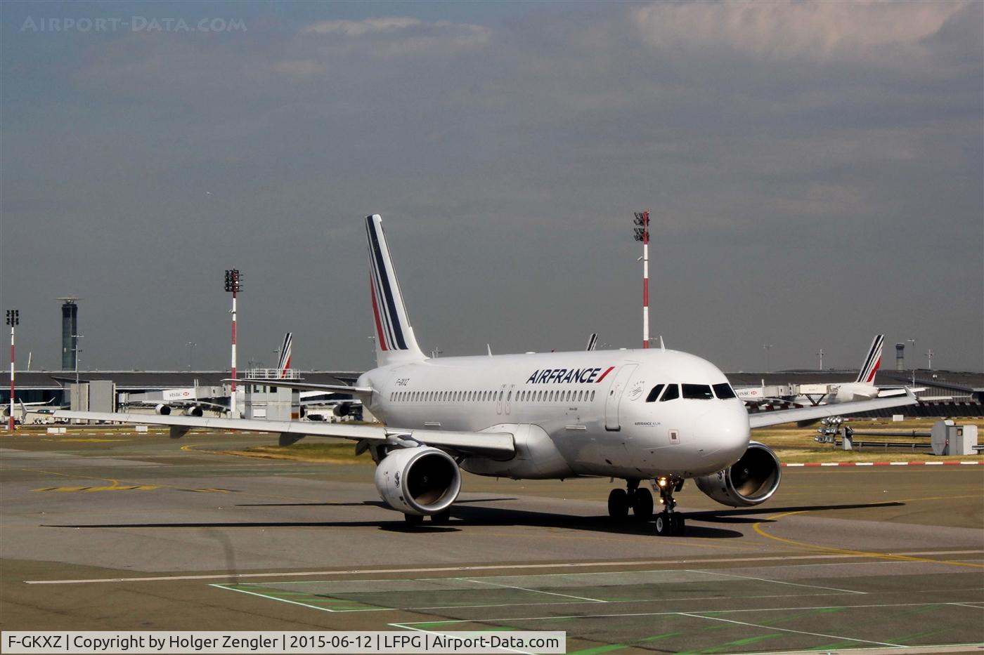 F-GKXZ, 2009 Airbus A320-214 C/N 4084, Number 2 for rwy 26R is watching us.....
