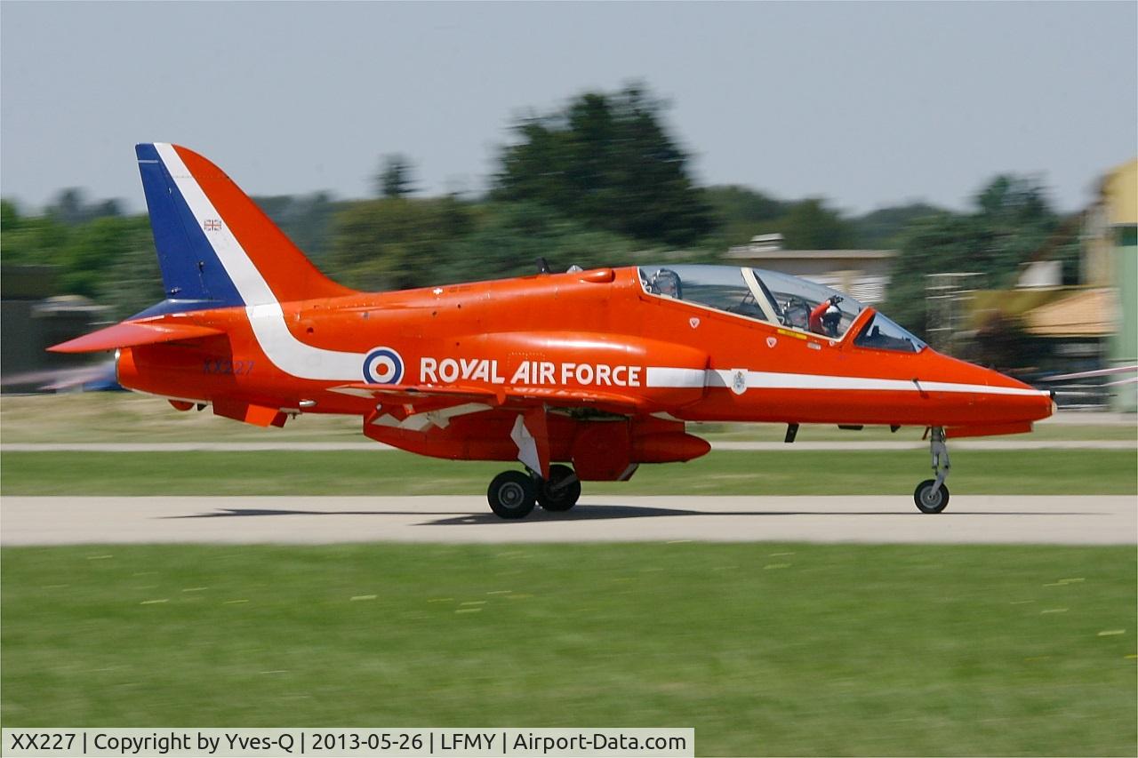 XX227, 1978 Hawker Siddeley Hawk T.1A C/N 063/312063, Royal Air Force Red Arrows Hawker Siddeley Hawk T.1, Landing rwy 34, Salon de Provence Air Base 701 (LFMY) Open day 2013