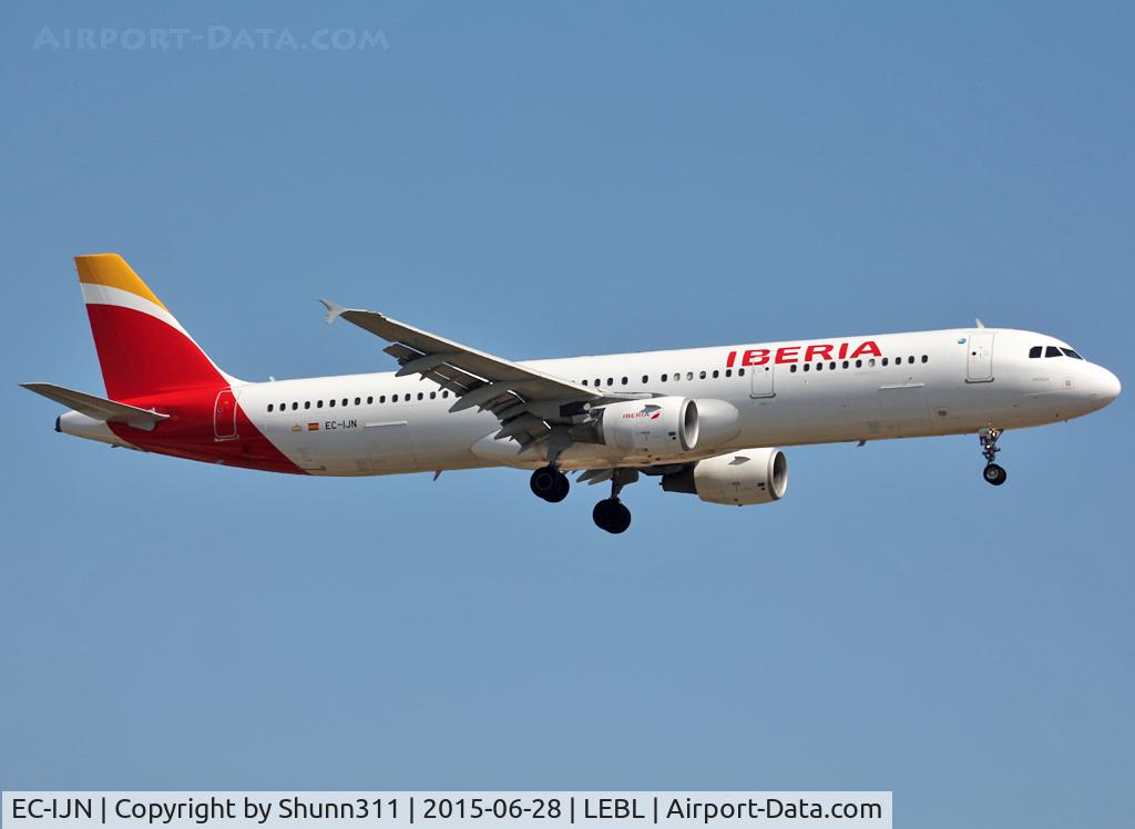 EC-IJN, 2002 Airbus A321-211 C/N 1836, Landing rwy 25R in new c/s