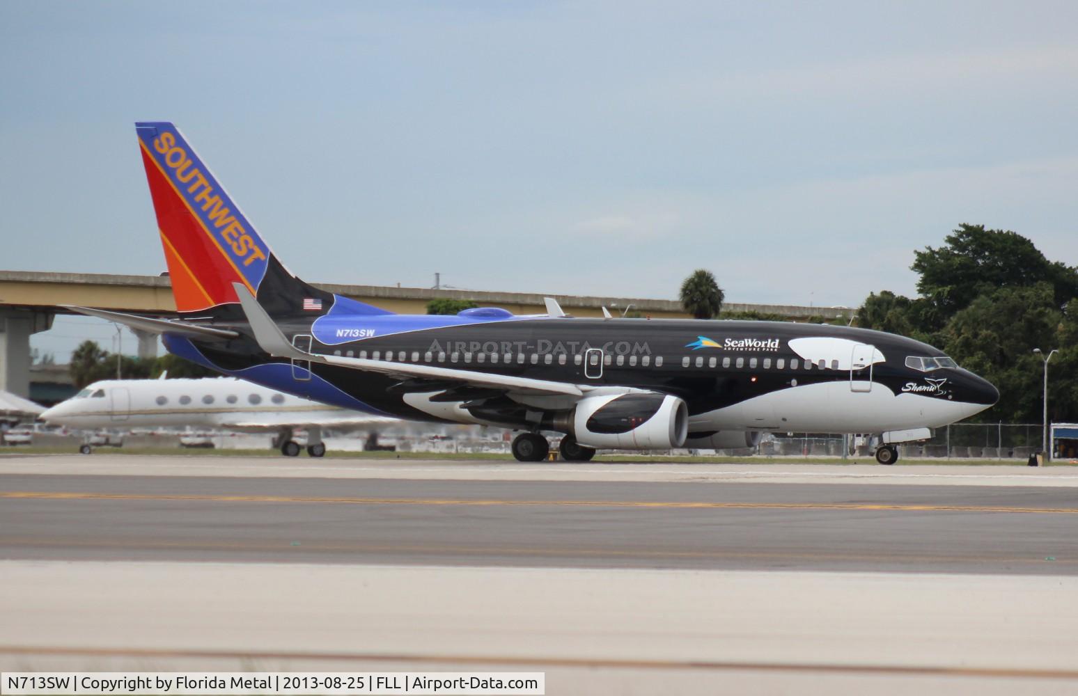 N713SW, 1998 Boeing 737-7H4 C/N 27847, Southwest Shamu