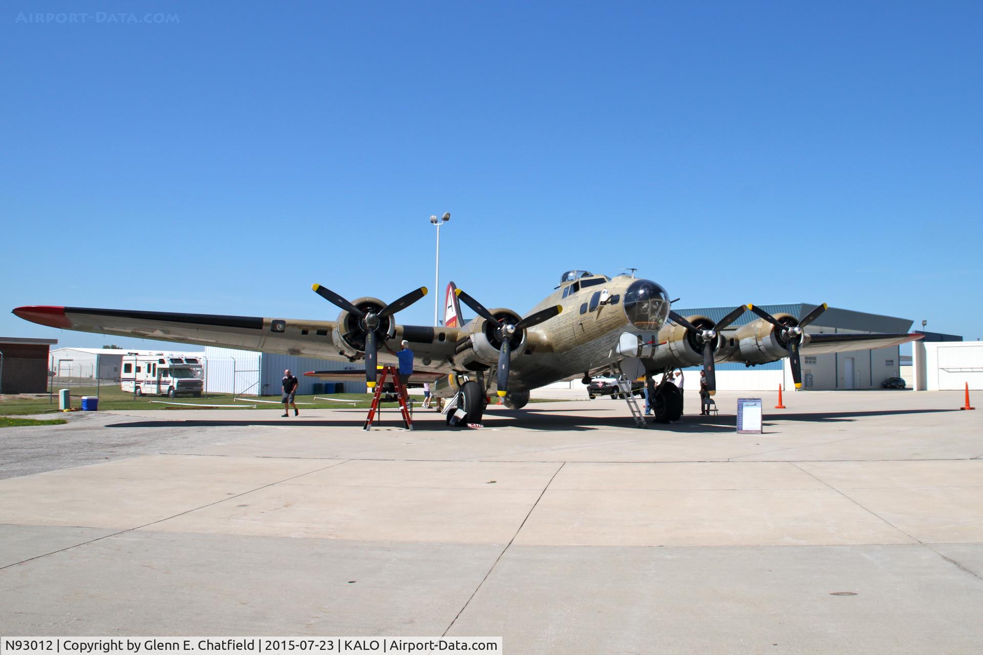 N93012, 1944 Boeing B-17G-30-BO Flying Fortress C/N 32264, Visiting for tours