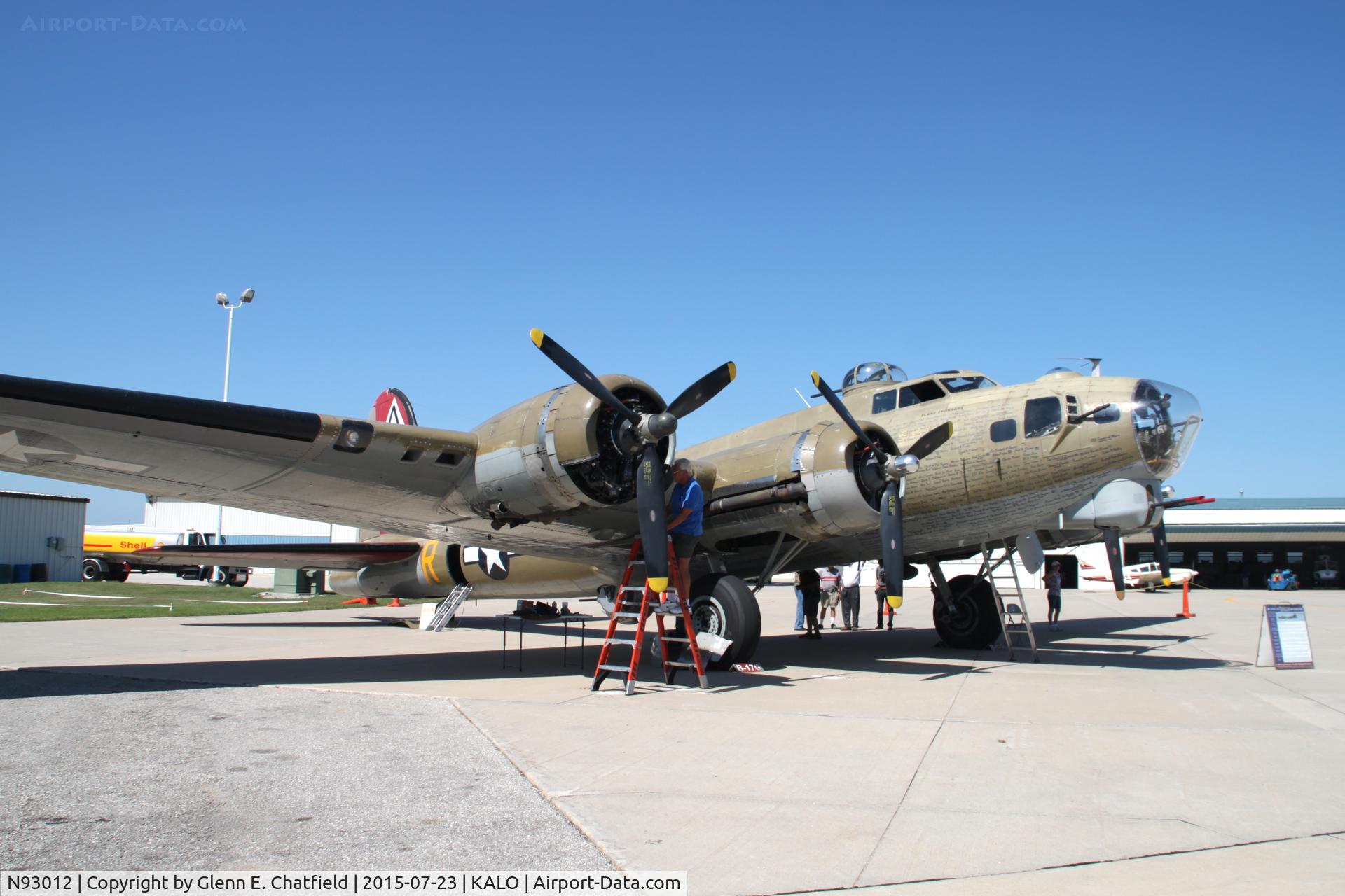 N93012, 1944 Boeing B-17G-30-BO Flying Fortress C/N 32264, Visiting for tours