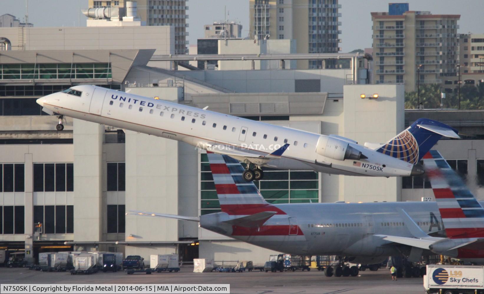 N750SK, 2005 Bombardier CRJ-701ER (CL-600-2C10) Regional Jet C/N 10207, United Express