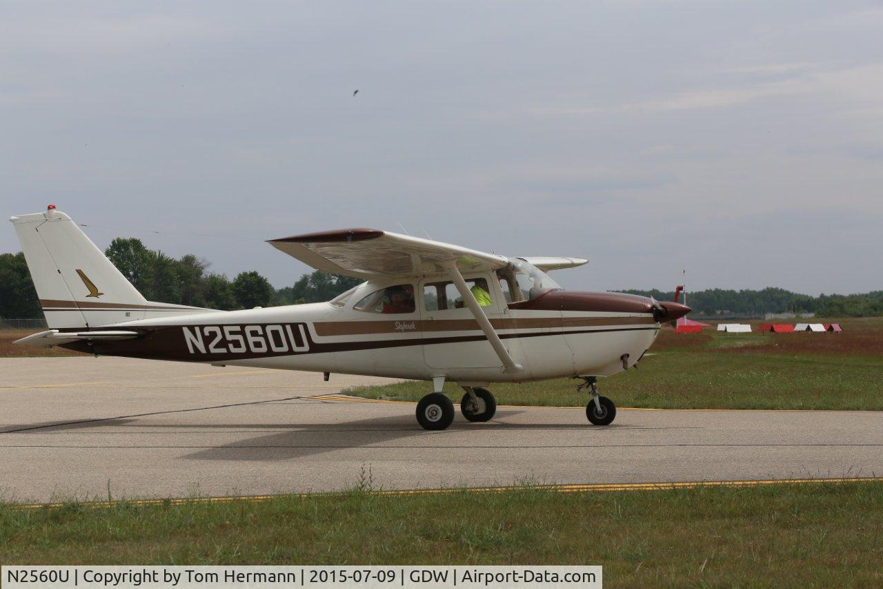 N2560U, 1963 Cessna 172D C/N 17250160, Taxi for take off at Gladwin, Michigan