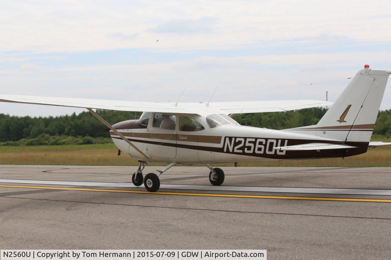 N2560U, 1963 Cessna 172D C/N 17250160, Take off from Rwy 9 Gladwin, Michigan