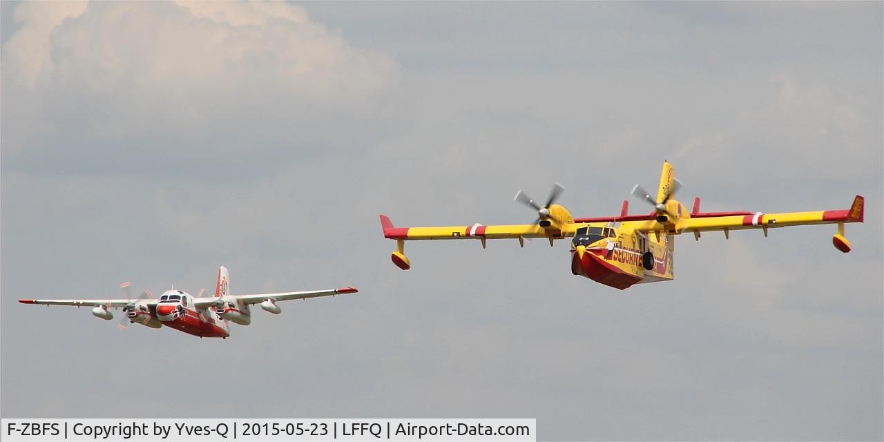 F-ZBFS, Canadair CL-215-6B11 CL-415 C/N 2001, Canadair CL-215-6B11, On display with Grumman TS-2A-Conair Turbo Firecat (F-ZBEY), La Ferté-Alais Airfield (LFFQ) Air show 2015
