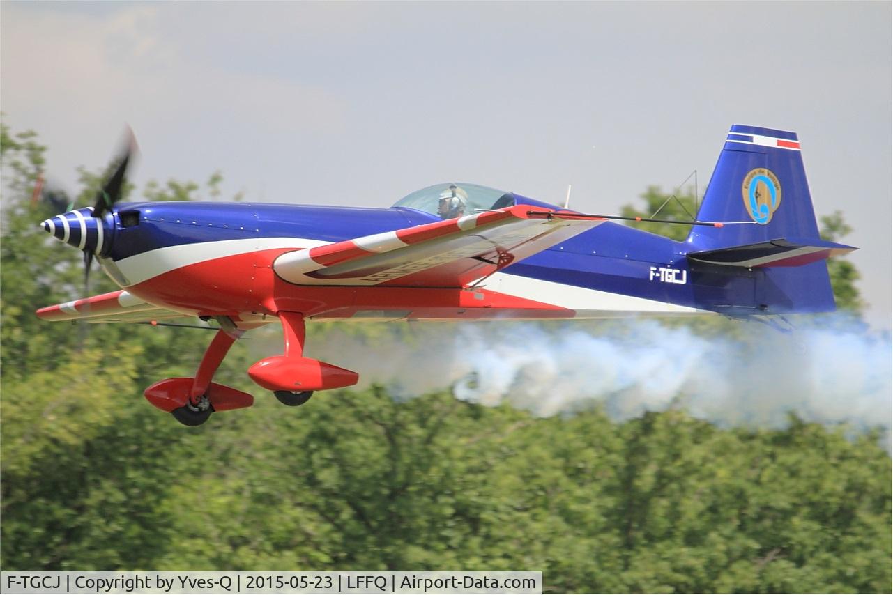 F-TGCJ, Extra EA-330SC C/N 05, Extra EA-330SC, Take off rwy 28, La Ferté-Alais airfield (LFFQ) Airshow 2015