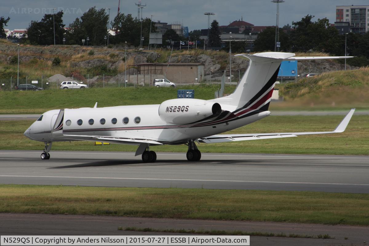 N529QS, 2007 Gulfstream Aerospace GV-SP (G550) C/N 5156, Departing runway 30.