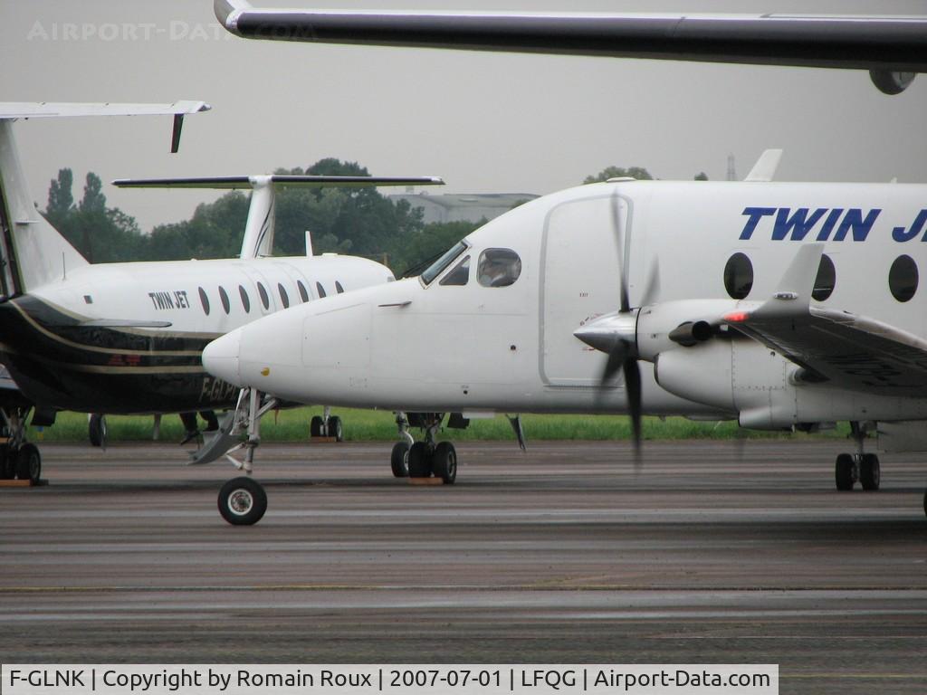 F-GLNK, 1997 Beech 1900D C/N UE-269, Taxiing