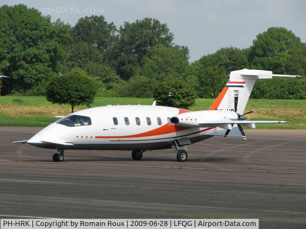 PH-HRK, 2006 Piaggio P-180 Avanti C/N 1120, Taxiing