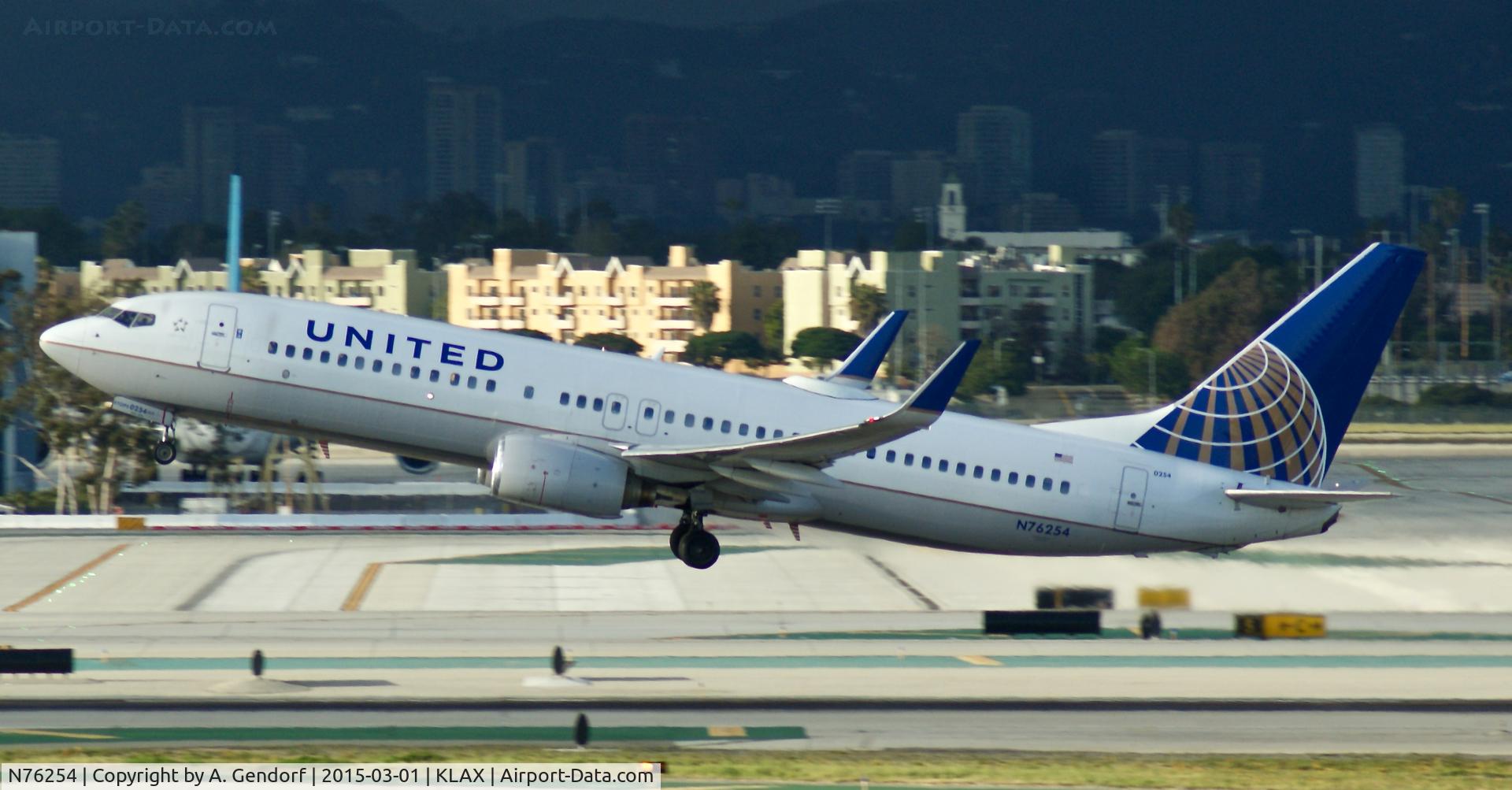 N76254, 2000 Boeing 737-824 C/N 30779, United, is here powerful lifting off at Los Angeles(KLAX)