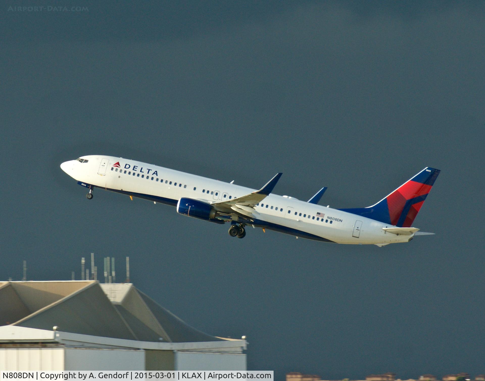 N808DN, 2013 Boeing 737-932/ER C/N 31920, Delta, is here climbing out at Los Angeles Int'l(KLAX)