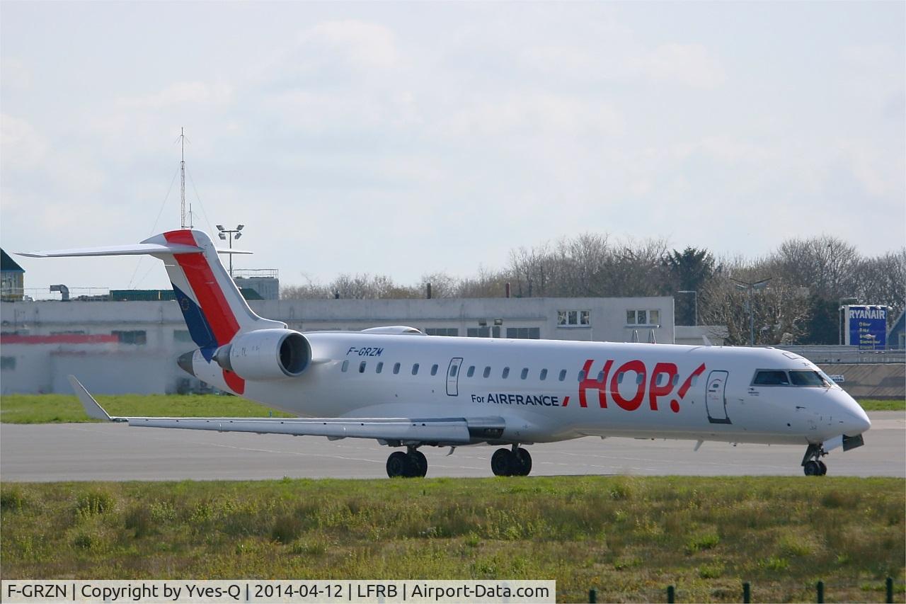 F-GRZN, 2007 Canadair CRJ-700 (CL-600-2C10) Regional Jet C/N 10264, Canadair Regional Jet CRJ-700, Taxiing to boarding area, Brest-Bretagne airport (LFRB-BES)