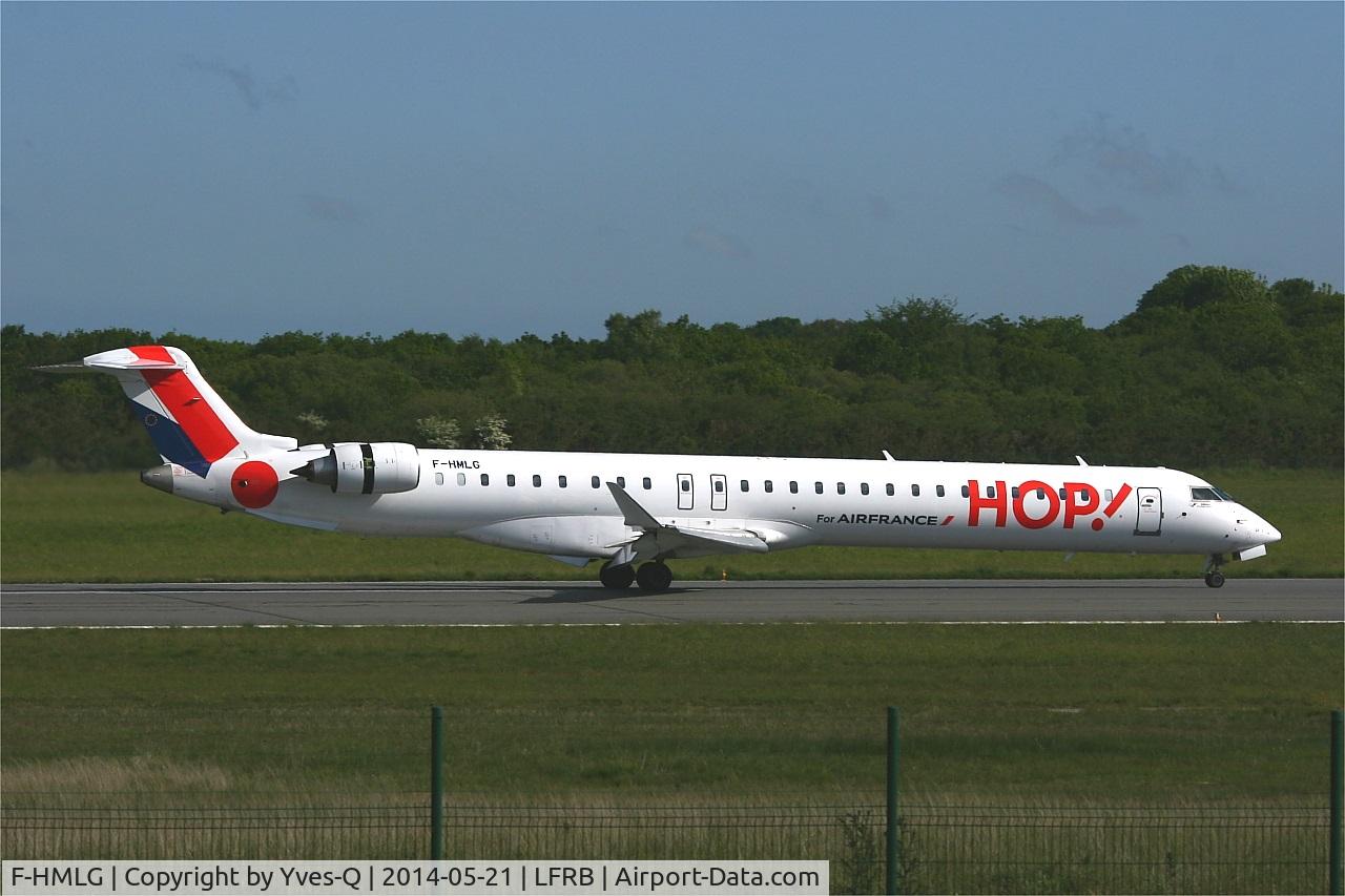 F-HMLG, 2011 Bombardier CRJ-1000EL NG (CL-600-2E25) C/N 19012, Bombardier CRJ-1000, reverse thrust landing rwy 07R, Brest-Bretagne airport (LFRB-BES)