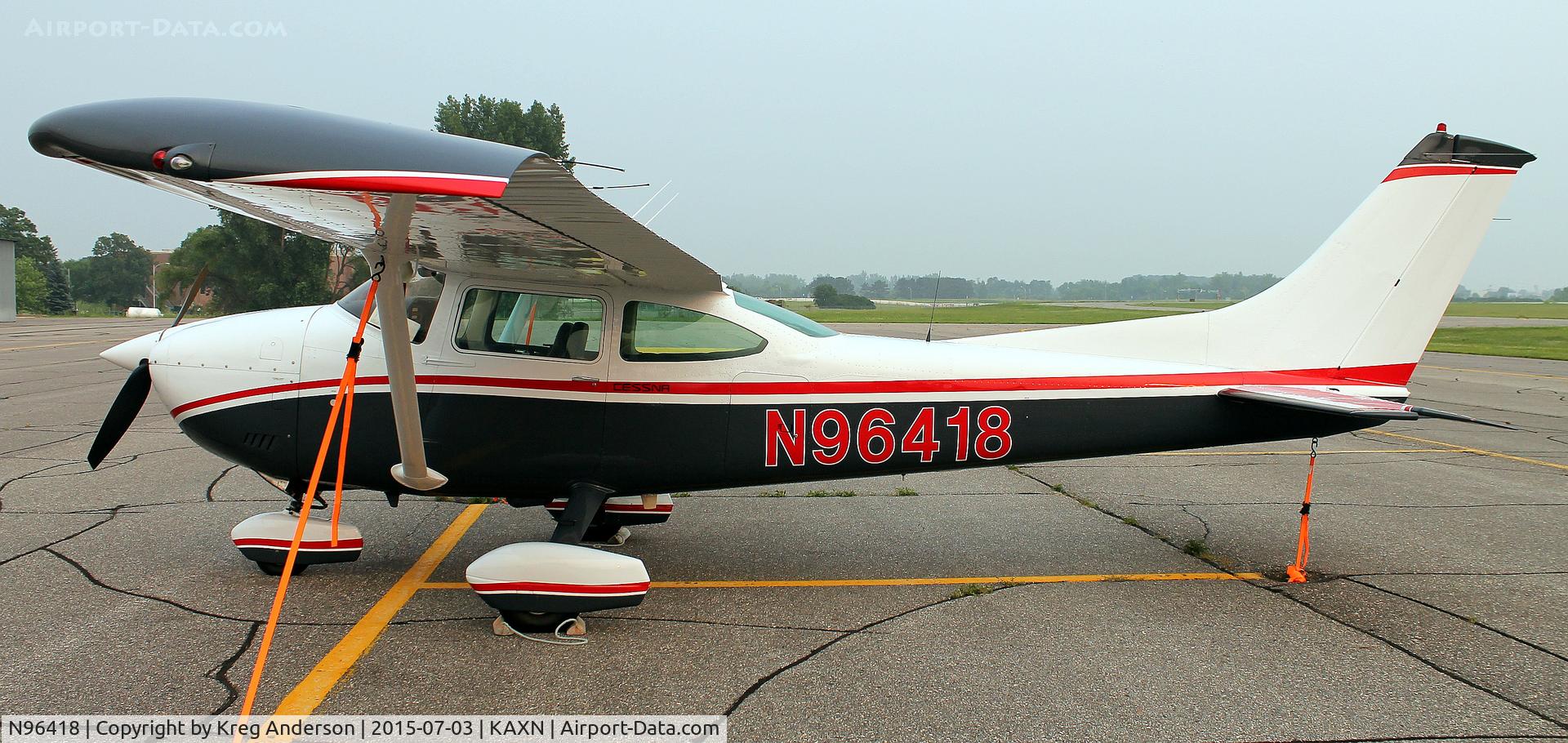 N96418, 1978 Cessna 182Q Skylane C/N 18266714, Cessna 182Q Skylane on the ramp.