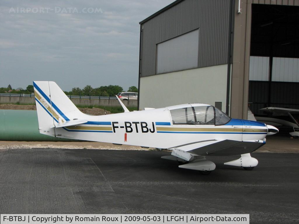 F-BTBJ, Robin DR-315 Petit Prince C/N 654, Parked