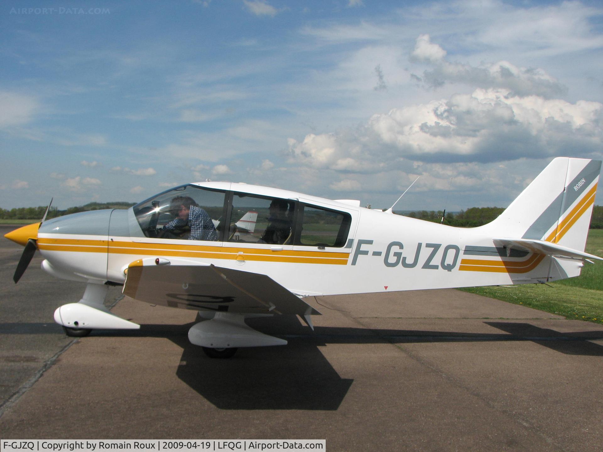F-GJZQ, 1991 Robin DR-400-160 Chevalier C/N 2030, Parked