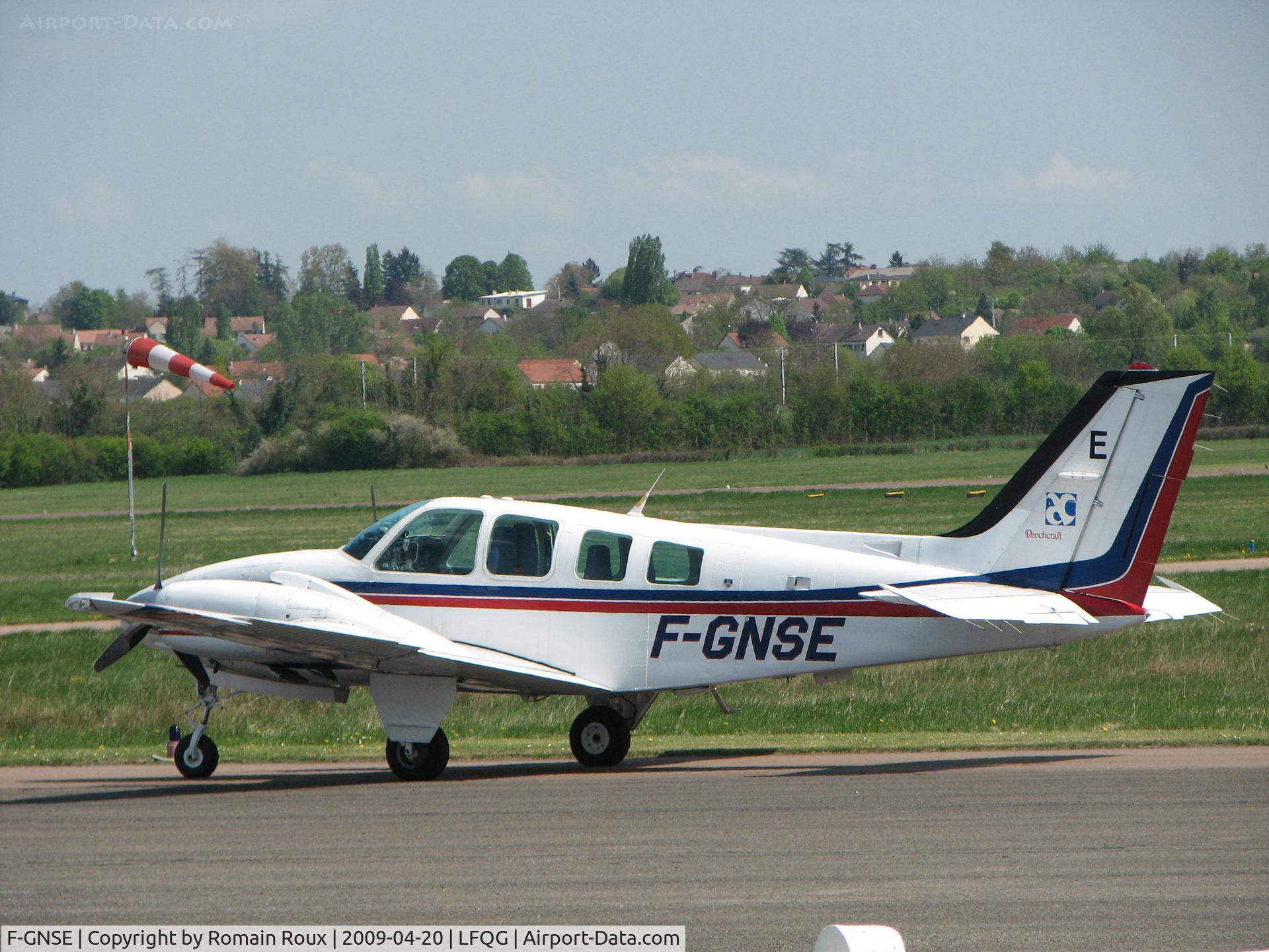 F-GNSE, Beech 58 Baron C/N TH-1705, Parked