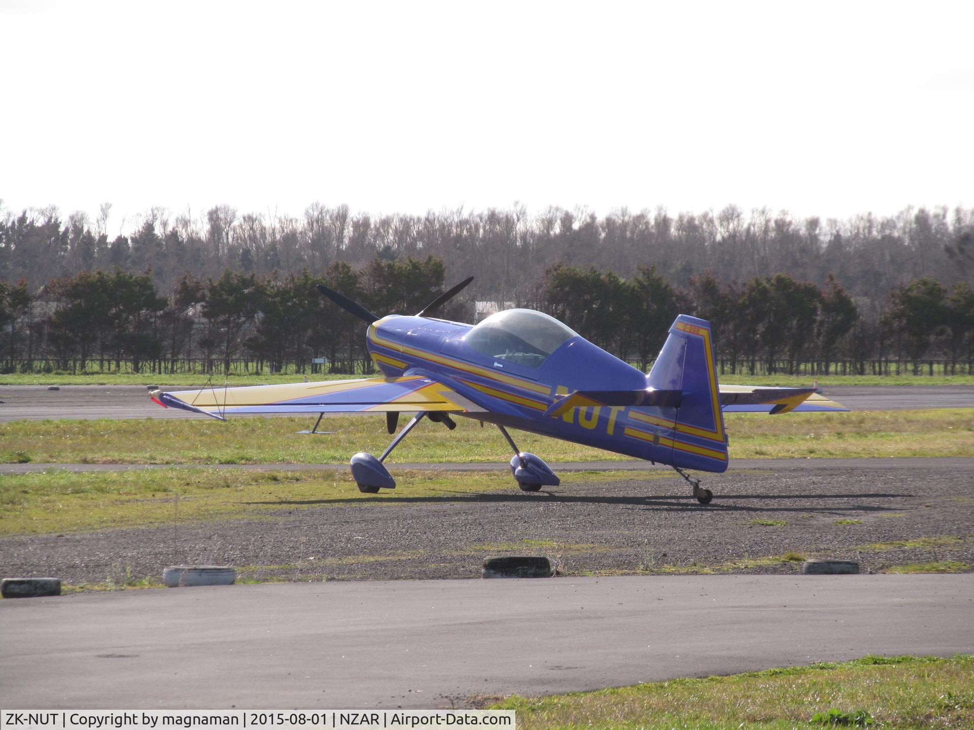 ZK-NUT, Giles G-202 C/N G202028, sunbathing