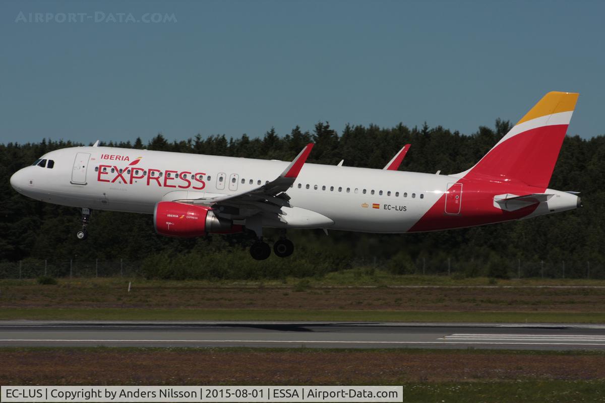 EC-LUS, 2013 Airbus A320-216 C/N 5501, Landing runway 26.