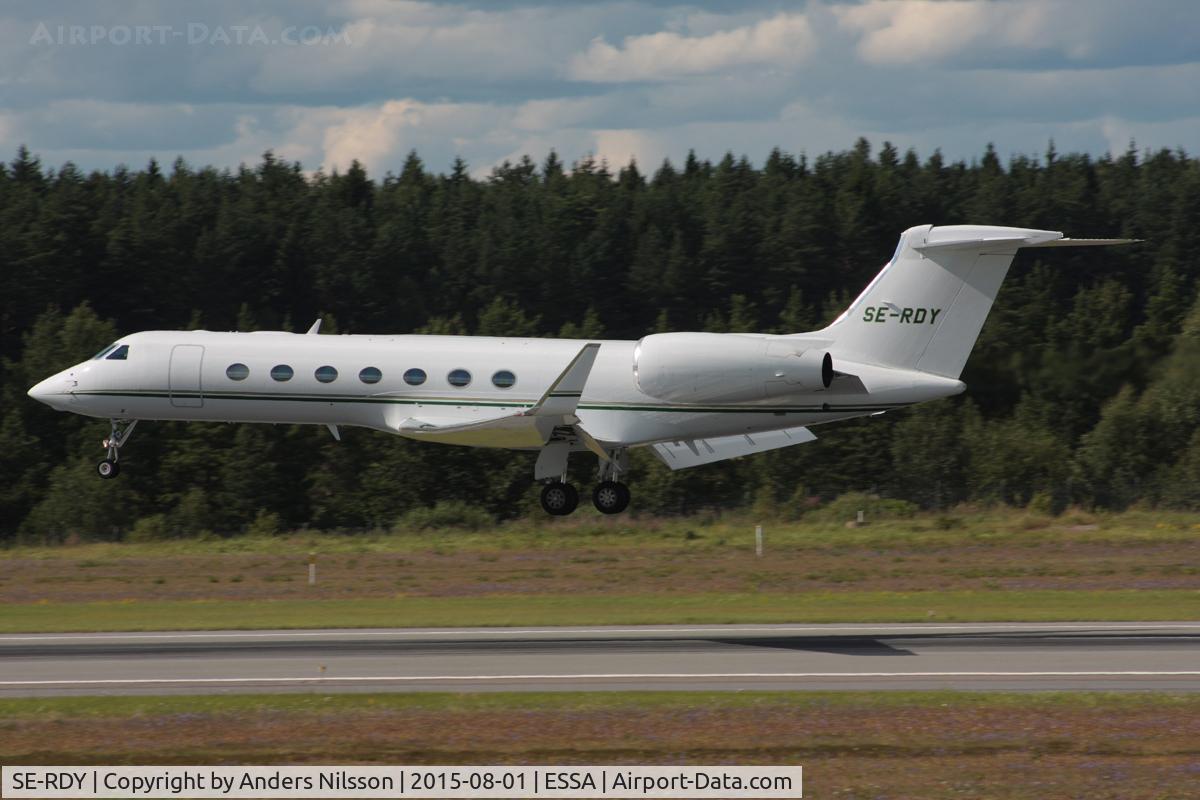 SE-RDY, 2005 Gulfstream Aerospace V-SP G550 C/N 5080, landing on runway 26 as EUW9783.