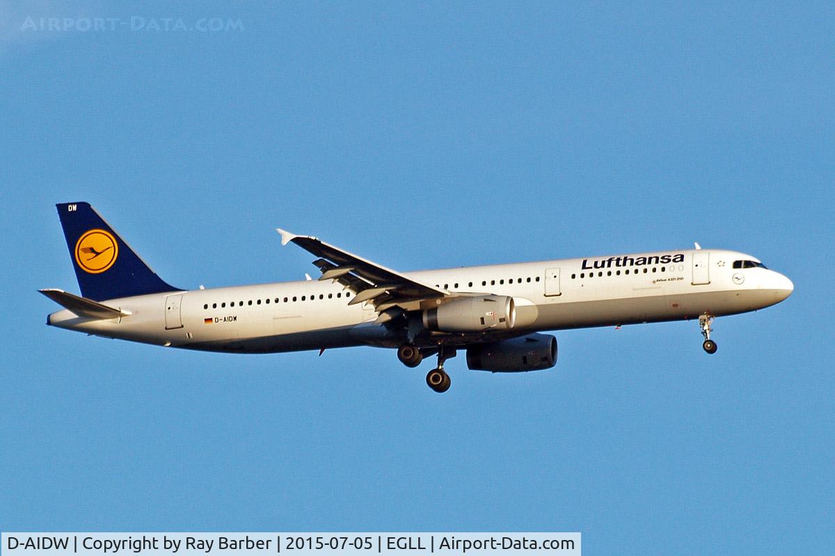 D-AIDW, 2014 Airbus A321-231 C/N 6415, Airbus A321-231 [6415] (Lufthansa) Home~G 05/07/2015. On approach 27L.