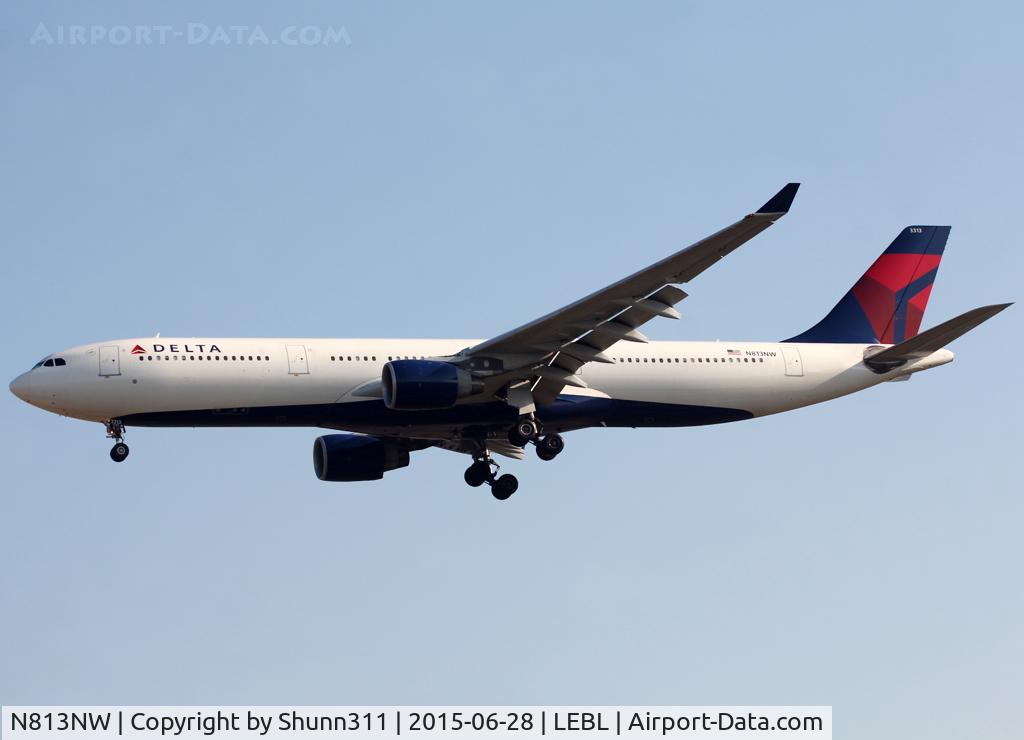 N813NW, 2006 Airbus A33-323X C/N 799, Landing rwy 25R