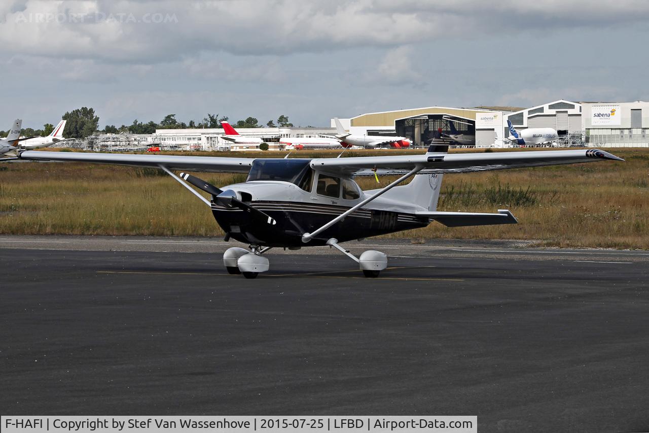 F-HAFI, 2002 Cessna 172S C/N 172S9022, Bordeaux-Mérignac airport, First picture of this cessna's new painting.