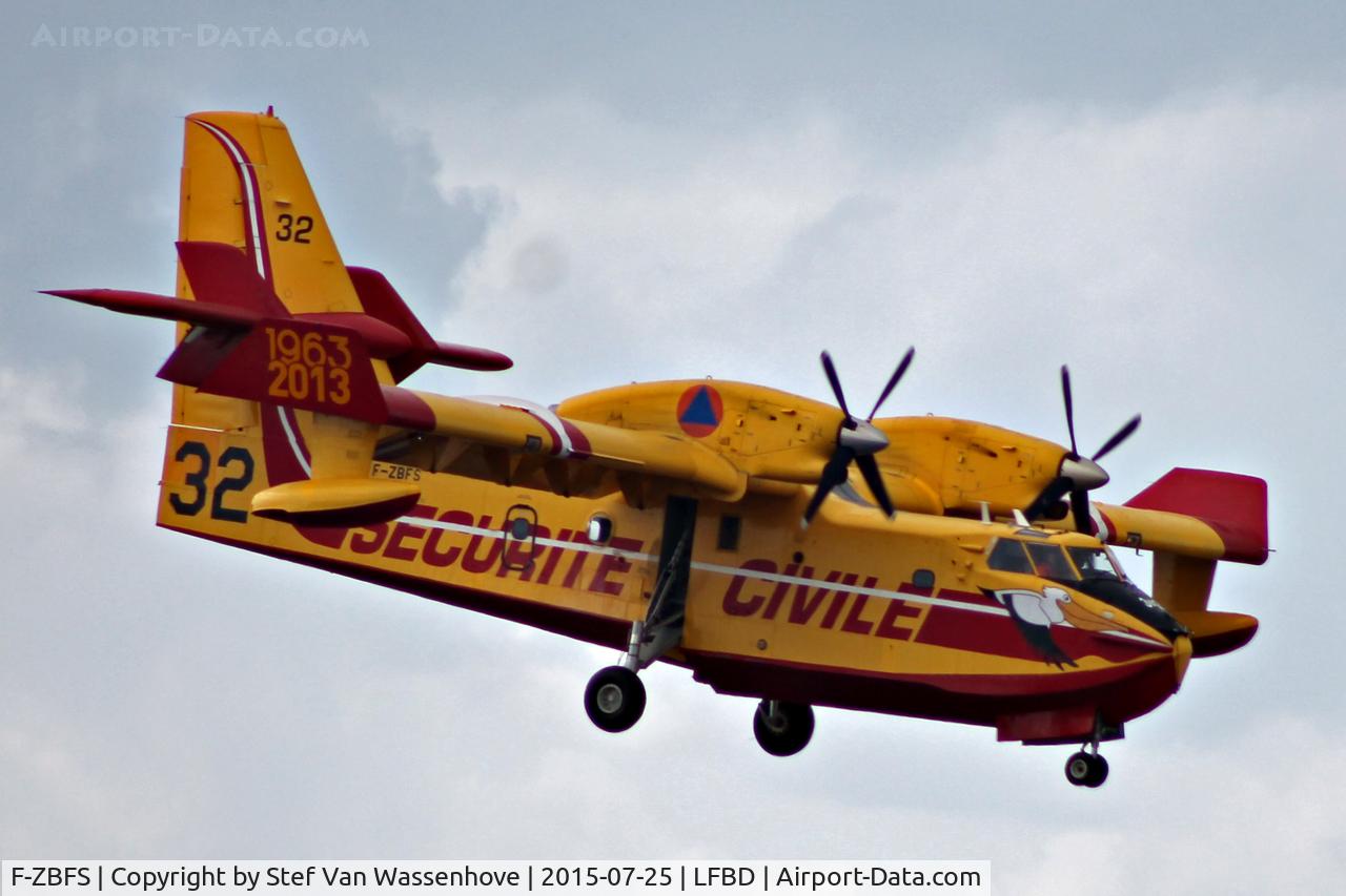 F-ZBFS, Canadair CL-215-6B11 CL-415 C/N 2001, Bordeaux-Mérignac airport, fast touchdown for fueling according to the forestfire near Bordeaux.