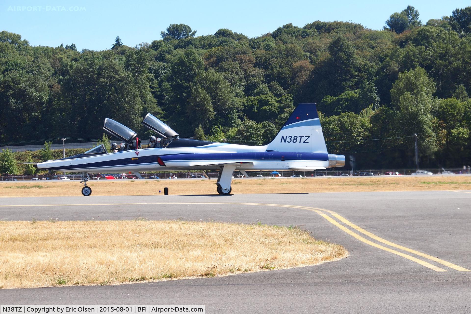N38TZ, 1965 Northrop T-38A C/N 5881, T-38A of the Boeing Company during Seafair.