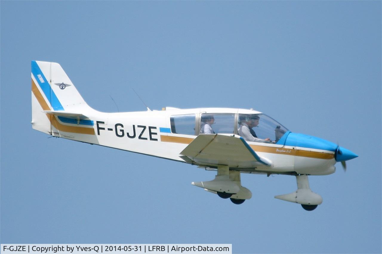 F-GJZE, Robin DR-400-120 Petit Prince C/N 2005, Robin DR-400-120, On final rwy 07R, Brest-Bretagne Airport (LFRB-BES)