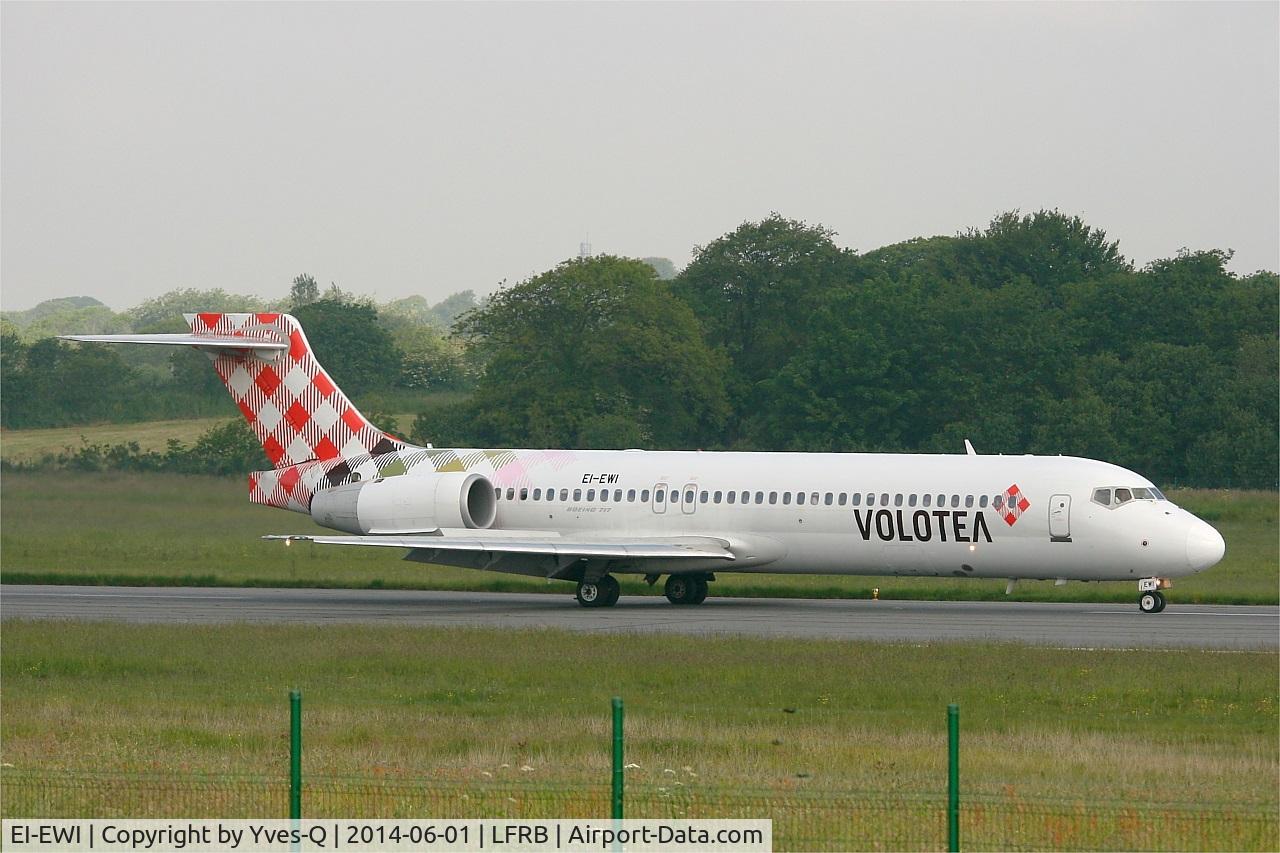 EI-EWI, 2003 Boeing 717-2BL C/N 55170, Boeing 717-2BL, Taxiing to boarding area, Brest-Bretagne Airport (LFRB-BES)