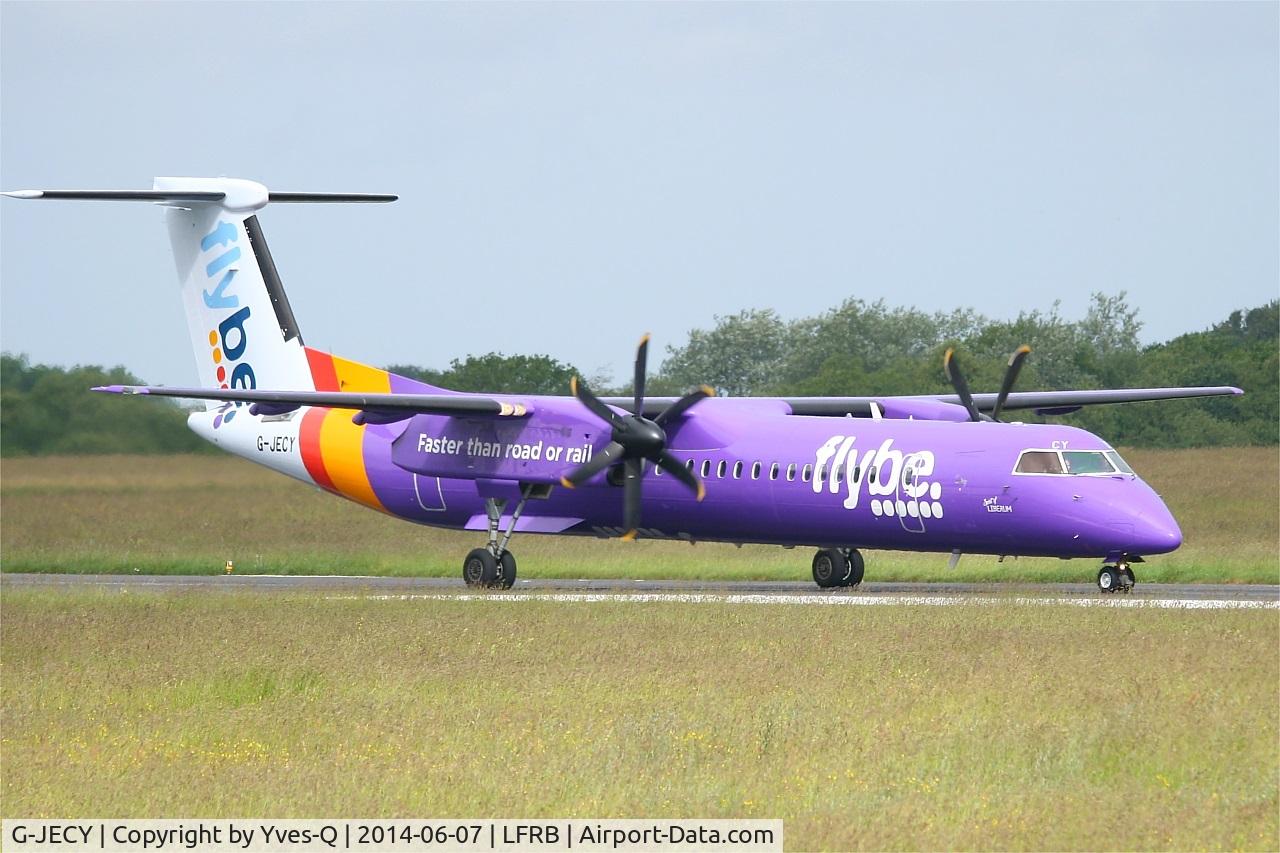 G-JECY, 2007 De Havilland Canada DHC-8-402Q Dash 8 C/N 4157, De Havilland Canada DHC-8-402Q Dash 8, Taxiing to holding point rwy 25L, Brest-Bretagne Airport (LFRB-BES)