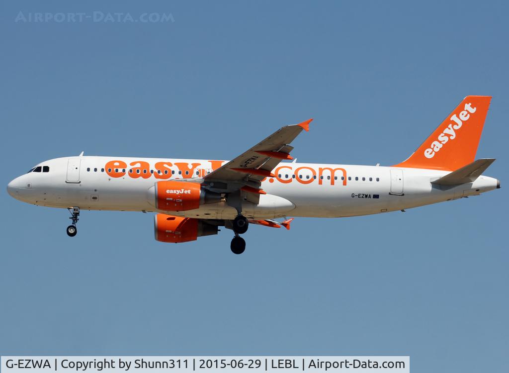 G-EZWA, 2012 Airbus A320-214 C/N 5201, Landing rwy 25R