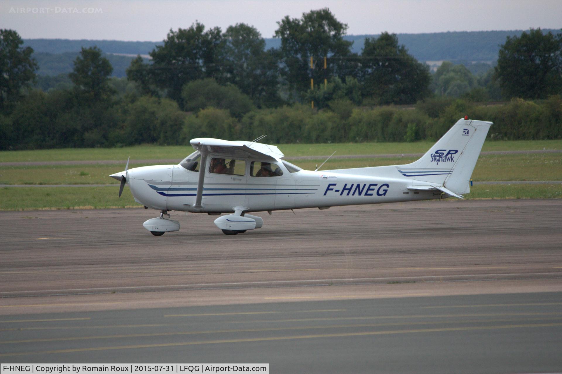 F-HNEG, 2003 Cessna 172S Skyhawk SP C/N 172S9507, Parked