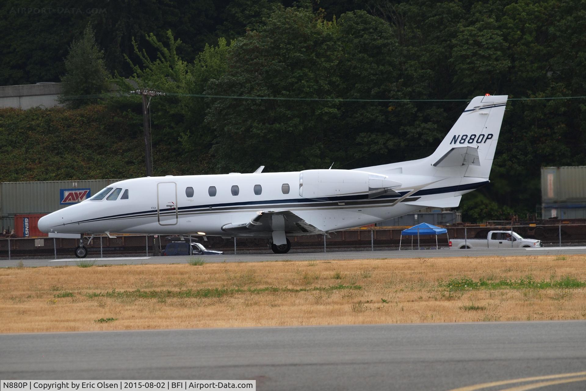 N880P, 2004 Cessna 560XL Citation Excel C/N 560-5364, 2004 Cessna taxing at Boeing Field