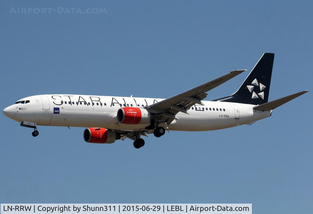 LN-RRW, 2004 Boeing 737-883 C/N 32277, Landing rwy 25R in Star Alliance c/s