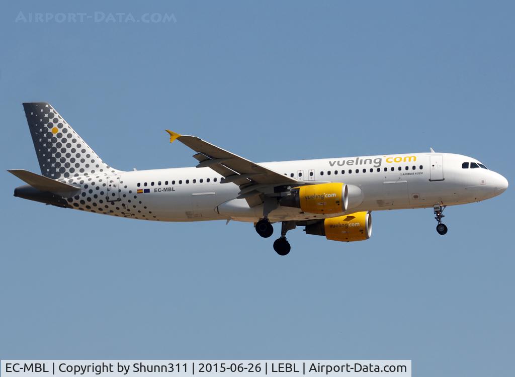 EC-MBL, 2009 Airbus A320-214 C/N 3833, Landing rwy 25R