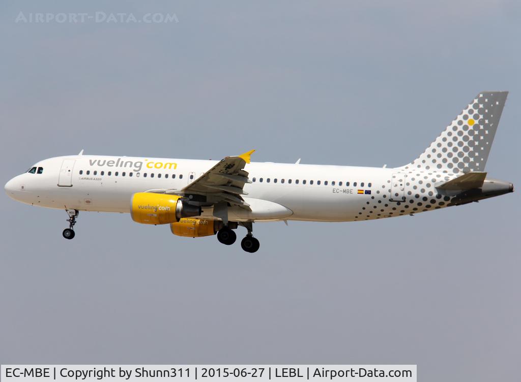 EC-MBE, 2008 Airbus A320-211 C/N 3476, Landing rwy 25R
