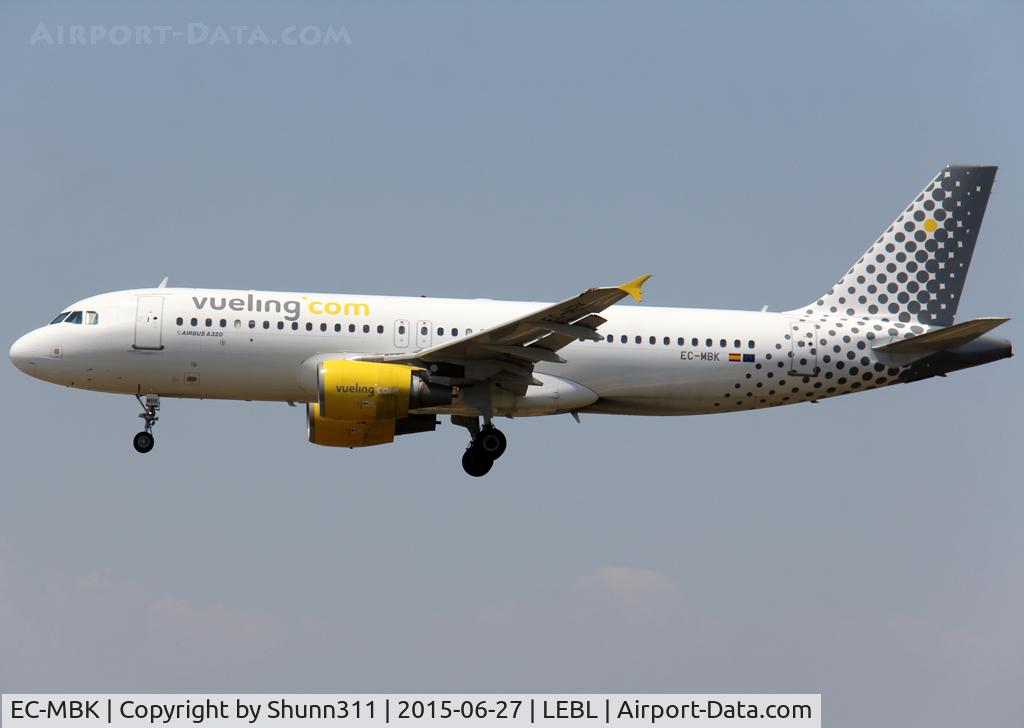 EC-MBK, 2006 Airbus A320-214 C/N 2658, Landing rwy 25R