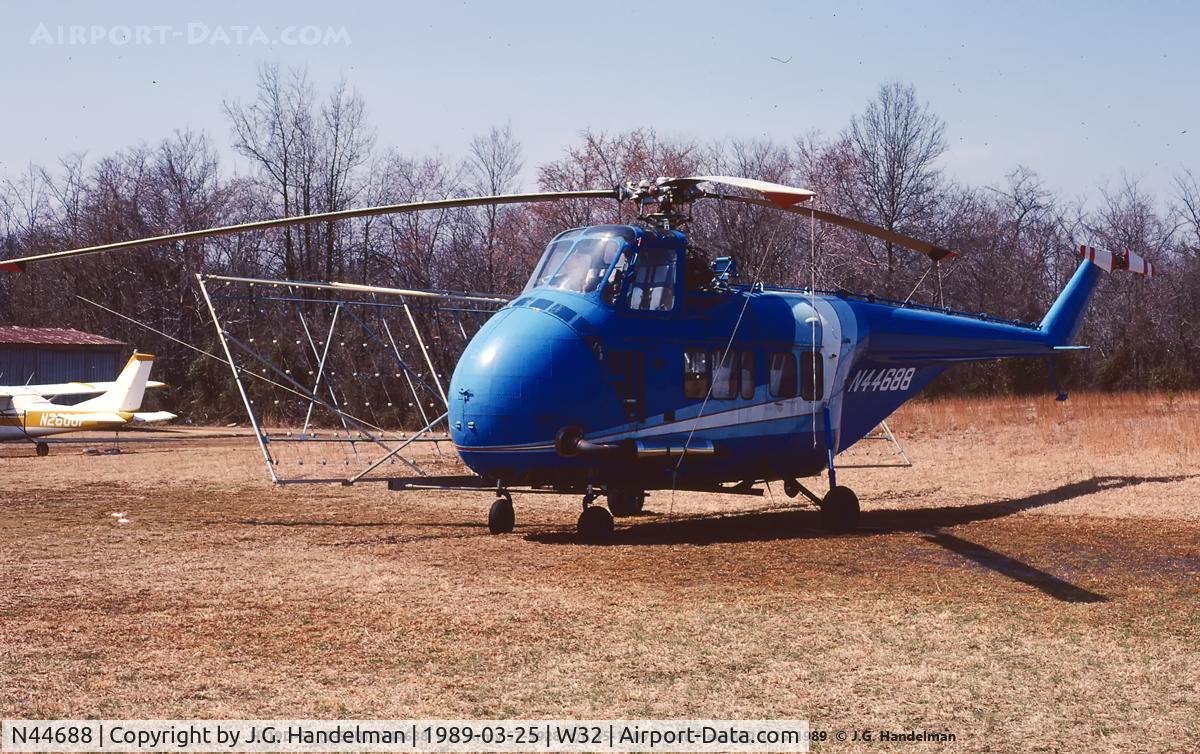 N44688, Sikorsky S-55B C/N 57-5928, At Hyde Field MD.