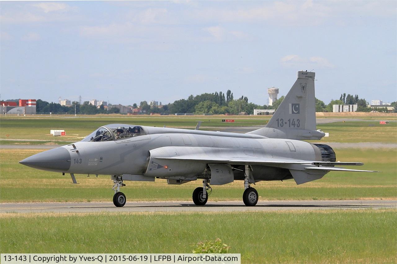 13-143, PAC JF-17 Thunder C/N FC10135, Pakistan Air Force JF-17 Thunder, Taxiing after landing rwy 03, Paris-Le Bourget (LFPB-LBG) Air show 2015