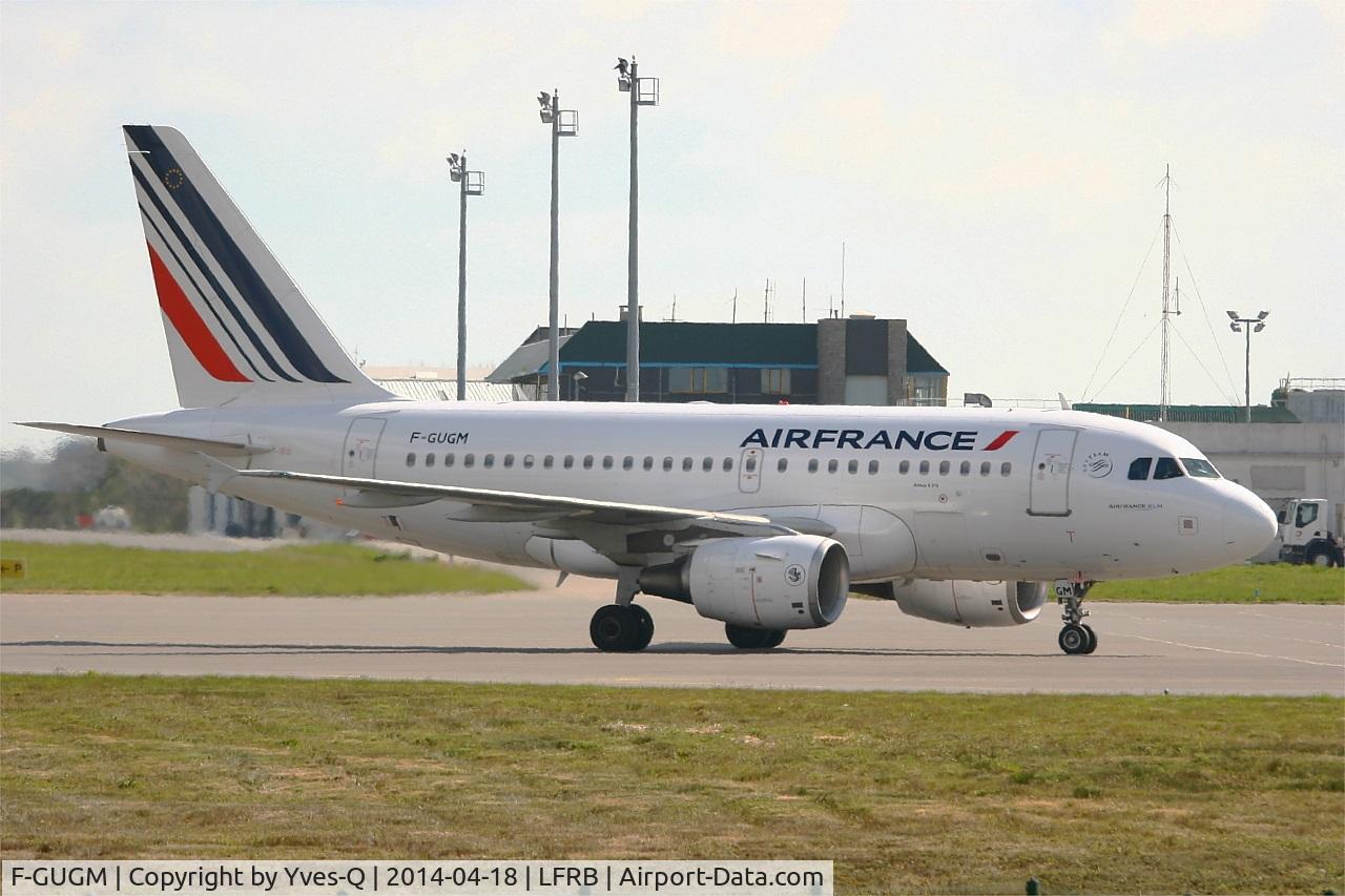 F-GUGM, 2006 Airbus A318-111 C/N 2750, Airbus A318-111, Taxiing to boarding area, Brest-Bretagne airport (LFRB-BES)