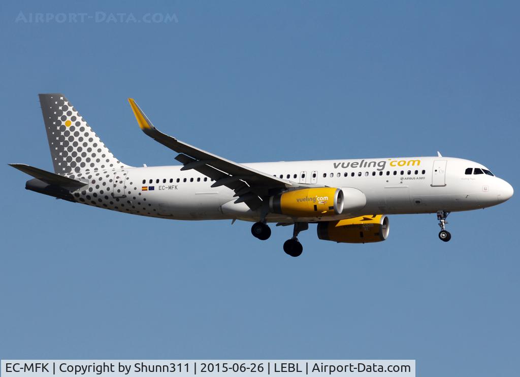 EC-MFK, 2015 Airbus A320-232 C/N 6535, Landing rwy 25R