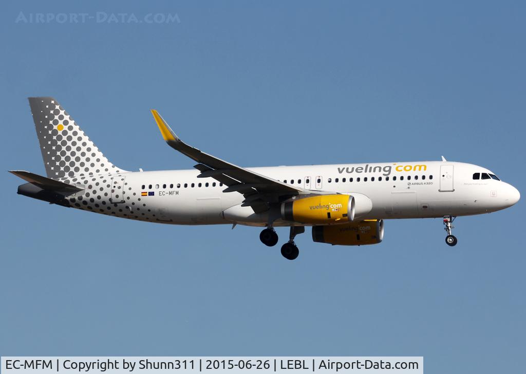 EC-MFM, 2015 Airbus A320-232 C/N 6571, Landing rwy 25R