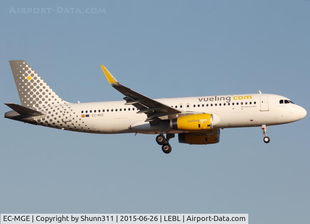 EC-MGE, 2015 Airbus A320-232 C/N 6607, Landing rwy 25R