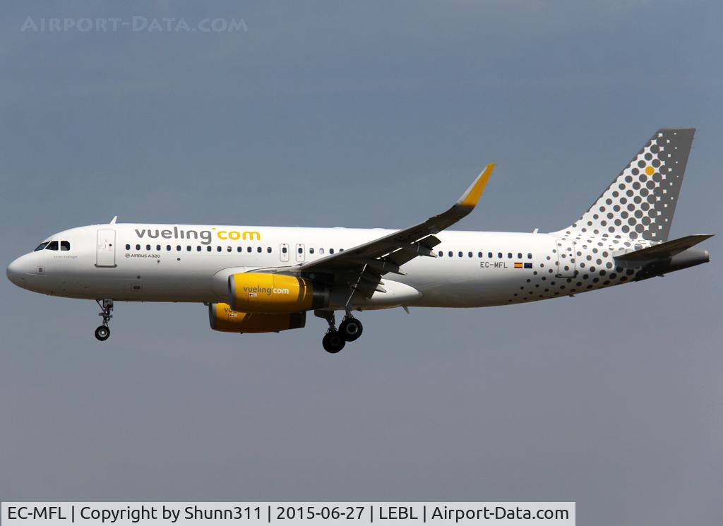 EC-MFL, 2015 Airbus A320-232 C/N 6557, Landing rwy 25R