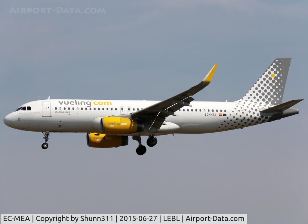 EC-MEA, 2014 Airbus A320-232 C/N 6400, Landing rwy 25R