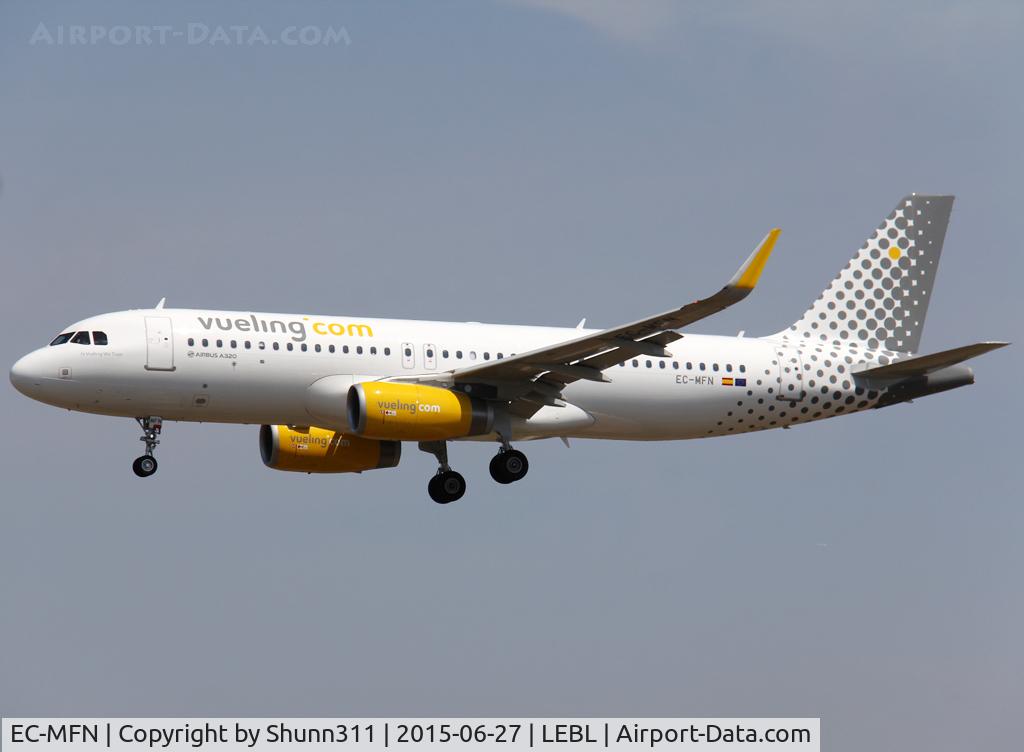 EC-MFN, 2015 Airbus A320-232 C/N 6594, Landing rwy 25R