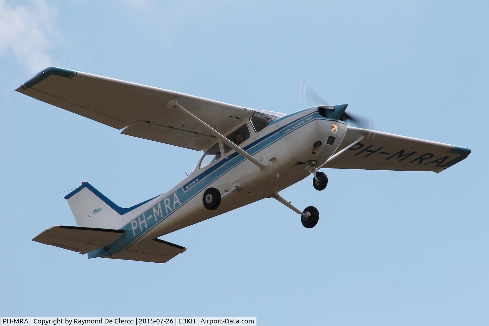 PH-MRA, Cessna 172M Skyhawk II C/N 17266964, Take off .